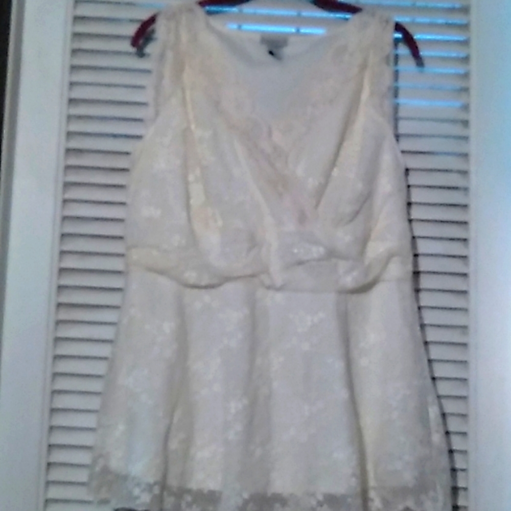 🌺🪻🌷🌼 Lacey white- vanilla top. Size 18/20. NWOT